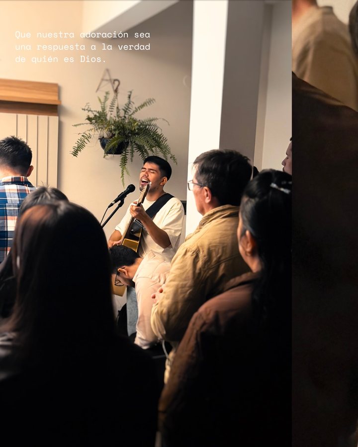 Predicación con guitarra durante el culto