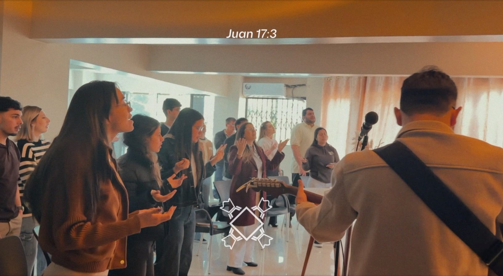 Congregación adorando durante el culto
