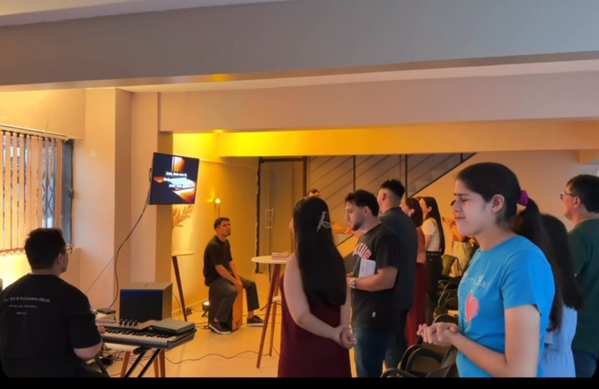 Hermanos reunidos en el salón de la iglesia